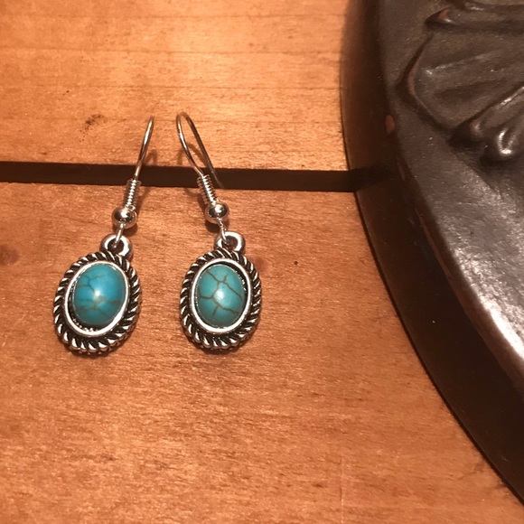 LAST PAIR! New Vintage Look Turquoise Oval Earring - Picture 3 of 3